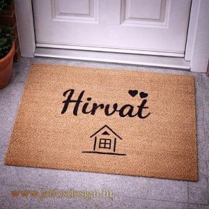 Tražite personalizirani otirač s prezimenom? Moderan kokosov otirač s prezimenom po želji, kućicom i srcima za ulaz u dom.