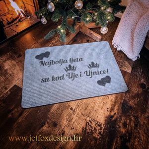 Tražite originalan otirač za vikendicu? Personalizirani otirač s vlastitim natpisom za kuću za odmor ili apartman.