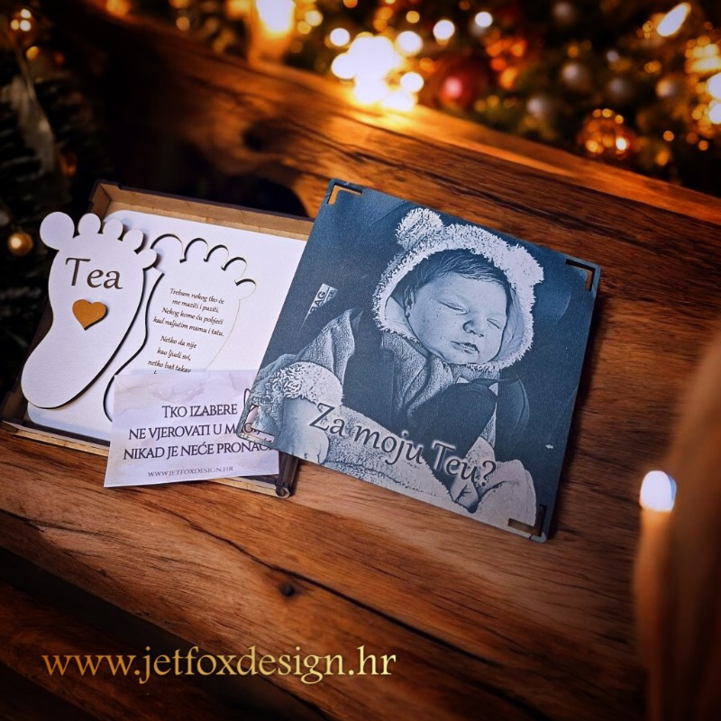 Personalizirana drvena pitalica u obliku stopala s fotografijom, imenima i tekstom po želji za pitanje za kumstvo. Kako pitati dragu osobu da bude kuma ili kum?