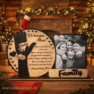 Što pokloniti mami od djece? Obiteljska dekoracija s fotografijom, posvetom i motivom ruku s imenima djece kao trajna uspomena.