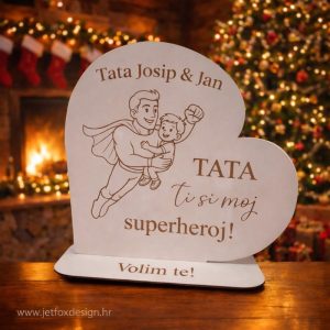 Što pokloniti tati od sina? Dekoracija u obliku srca s motivom tate superheroja i djeteta, imenima i porukom Volim te.
