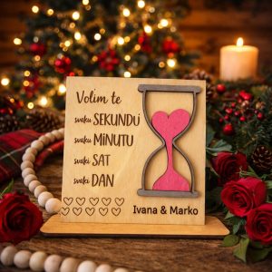 Što pokloniti za Valentinovo? Ljubavna dekoracija Volim te svaku sekundu s pješčanim satom u obliku srca i imenima para po želji.