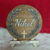 Simbolična drvena dekoracija s križem i maslinovim granama, personalizirana za sakramente poput krizme i prve pričesti.