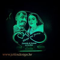 Unikatna LED lampa s personaliziranom fotografijom i simbolom beskonačnosti – savršen poklon za voljene osobe.
