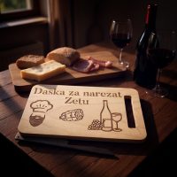Personalizirana daska za narezati s motivom kulena, vina i kuharske kape – savršen poklon za zeta s imenom i tekstom. Tražiš originalan poklon za zeta?