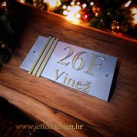 Luksuzan kućni broj s preciznim linijama i modernim dizajnom, idealan za vile i luksuzne kuće.