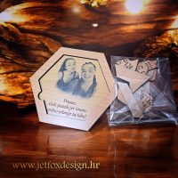 Pitalica za kumove izrađena od prirodnog drva, idealna za krštenje i posebne trenutke obitelji.