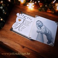 Drvena pitalica za kumstvo s fotografijom, imenima i personaliziranom porukom kao trajna uspomena. Kako pitati kumu da bude dio najvažnijeg dana?