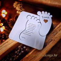 Drvena čestitka za kumu u obliku stopala s fotografijom i imenima, izrađena po narudžbi. Kako pitati najbolju prijateljicu da bude kuma?