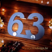 Kućni broj s nazivom apartmana, prikladan za privatne iznajmljivače koji žele luksuzan dojam.