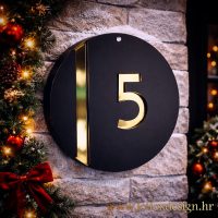 Personalizirani kućni broj s minimalističkom zlatnom linijom i kružnim oblikom – što pokloniti za kuću s modernim stilom?