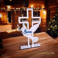 Unikatni poklon za krizmanika – drveni križ s golubicom, graviranim imenom i datumom sakramenta Svete Potvrde.