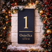 Kućni broj vertikalnog oblika s čistom tipografijom i elegantnom linijom – što pokloniti za useljenje u novi dom?