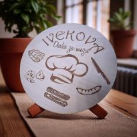 Personalizirana kuhinjska daska za mezu s motivom kuharske kape i suhomesnatih proizvoda – tražiš li poklon koji se stvarno koristi?