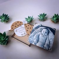 Nježno izrađena pitalica za kumu s toplim pitanjem i imenom djeteta – uspomena koja ostaje.