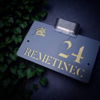 Elegantni kućni broj u crnoj i zlatnoj kombinaciji, moderan dodatak za fasadu kuće ili vile.