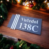 Elegantni kućni broj s ugraviranim prezimenom i modernim dizajnom, savršen za obiteljske kuće i vile.