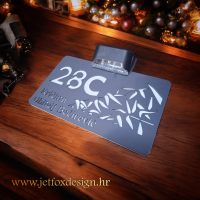 Kućni broj izrađen po narudžbi s personaliziranim sadržajem i elegantnim završnim izgledom.