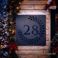 Personalizirani kućni broj s diskretnim biljnim motivom u reljefu i elegantnom tamnom završnom obradom – što pokloniti za kuću s stilom?