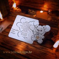 Drvena pitalica s poklopcem koji skriva važno pitanje – “Hoćeš li biti moj kum?” u najnježnijem obliku.