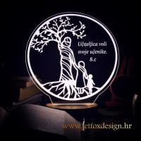 Akrilna lampa s 3D efektom Drvo života kao poklon učiteljici s imenom i posvetom – tražite li trajnu uspomenu za kraj školske godine?
