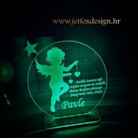 Personalizirana akrilna lampa s motivom anđela i molitvom Anđele Čuvaru, idealan poklon za krštenje.