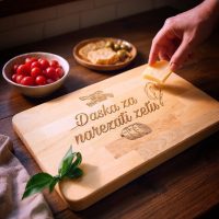 Personalizirana kuhinjska daska za narezivanje s motivom kulena i slanine te natpisom „Daska za narezati zetu“ – tražiš li poklon koji će ga stvarno nasmijati?