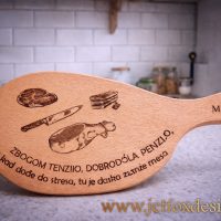 Personalizirana drvena daska za rezanje s imenom i duhovitom porukom – što pokloniti muškarcu koji voli kuhanje i meso