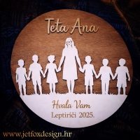 Unikatni poklon za učiteljicu u obliku drvene okrugle dekoracije – želiš dar koji ima značenje?