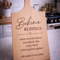 Što pokloniti baki od unuka? Personalizirana kuhinjska daska s imenom i posvetom, originalan i emotivan poklon za baku