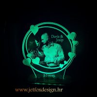 Personalizirana lampa sa srcem i fotografijom po želji, prikazana upaljena kao romantičan poklon za zaljubljene.