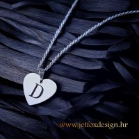 Personalizirana ogrlica sa srcem, imenom po želji i dodatnim motivima – savršen poklon za sve prigode, od rođendana do godišnjica.