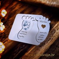 Originalna pitalica za kumu ili kuma s fotografijom kumčeta i personaliziranim tekstom izrađena od drveta. Kako pitati kumu i kuma na nezaboravan način?
