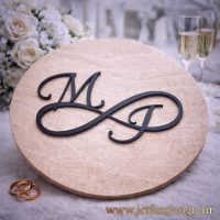 Što pokloniti za vjenčanje? Personalizirani drveni krug s inicijalima mladenaca u znaku beskonačnosti, elegantan poklon za mladence