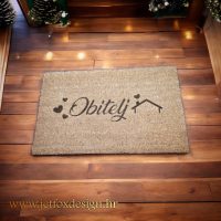 Personalizirani otirač s motivom kućice i prezimenom obitelji – tražiš li otirač koji već na ulazu govori čija je ovo kuća?