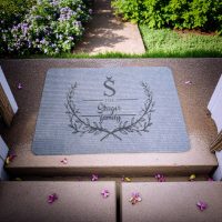 Personalizirani otirač s monogramom prezimena obitelji – tražite li ulaz koji odmah govori tko ovdje živi?