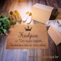 Unikatan personalizirani otirač za učiteljicu s imenom i tekstom – što pokloniti učiteljici kao trajnu uspomenu od cijelog razreda?