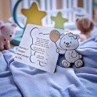 Drvena pitalica koja ne postavlja samo pitanje – ona priča priču i stvara trenutak koji se ne zaboravlja.