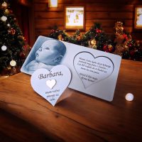 Srce s ugraviranim tekstom i zahvalom uz pitanje za kumove – spoj emocije i elegancije.