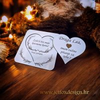 Personalizirana drvena pitalica za kumove u obliku srca, s ugraviranim pitanjem koje ostavlja bez riječi.