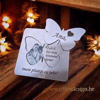 Unikatna pitalica za kumstvo izrađena od drveta, savršena za posebno i emotivno pitanje.