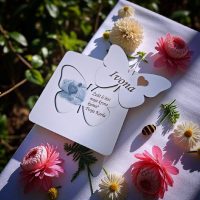 Drvena kutijica s iznenađenjem – skriveno pitanje za kumu s posvetom i ugraviranim imenom.