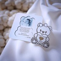 Drvena čestitka u obliku pitalice za kumu, kombinacija elegancije, uspomene i topline.