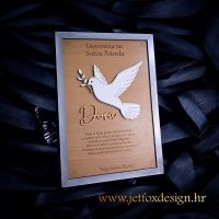 Što kum treba pokloniti za krizmu? Unikatan personalizirani poklon uspomena s imenom krizmanika, motivom križa ili golubice i prigodnom posvetom. Savršen dar za ovaj sveti trenutak.