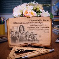 Drvena stolna dekoracija s personaliziranim tekstom za učiteljicu – što pokloniti učiteljici na kraju školske godine?