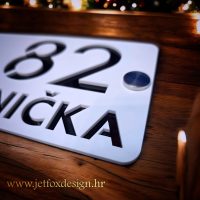 Kako istaknuti svoj dom? Uz elegantan kućni broj po narudžbi koji privlači poglede već na ulazu.
