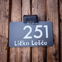 Kućni broj s montažom na distancere za efekt lebdenja, moderan i uredan izgled fasade.