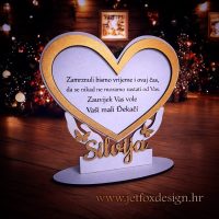 Drvena dekoracija srce s rukama i imenom učiteljice – tražite li poseban i trajni poklon za učiteljicu?